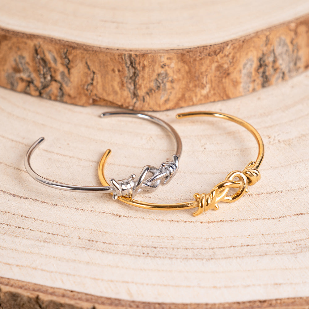 BRACCIALE RIGIDO CON FILO SPINATO E NODO A CUORE