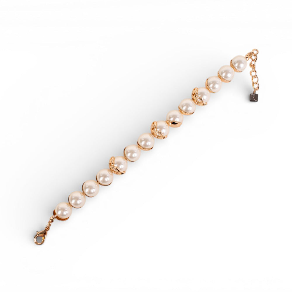 BRACCIALE DI PERLE CON ELEMENTI DECORATIVI