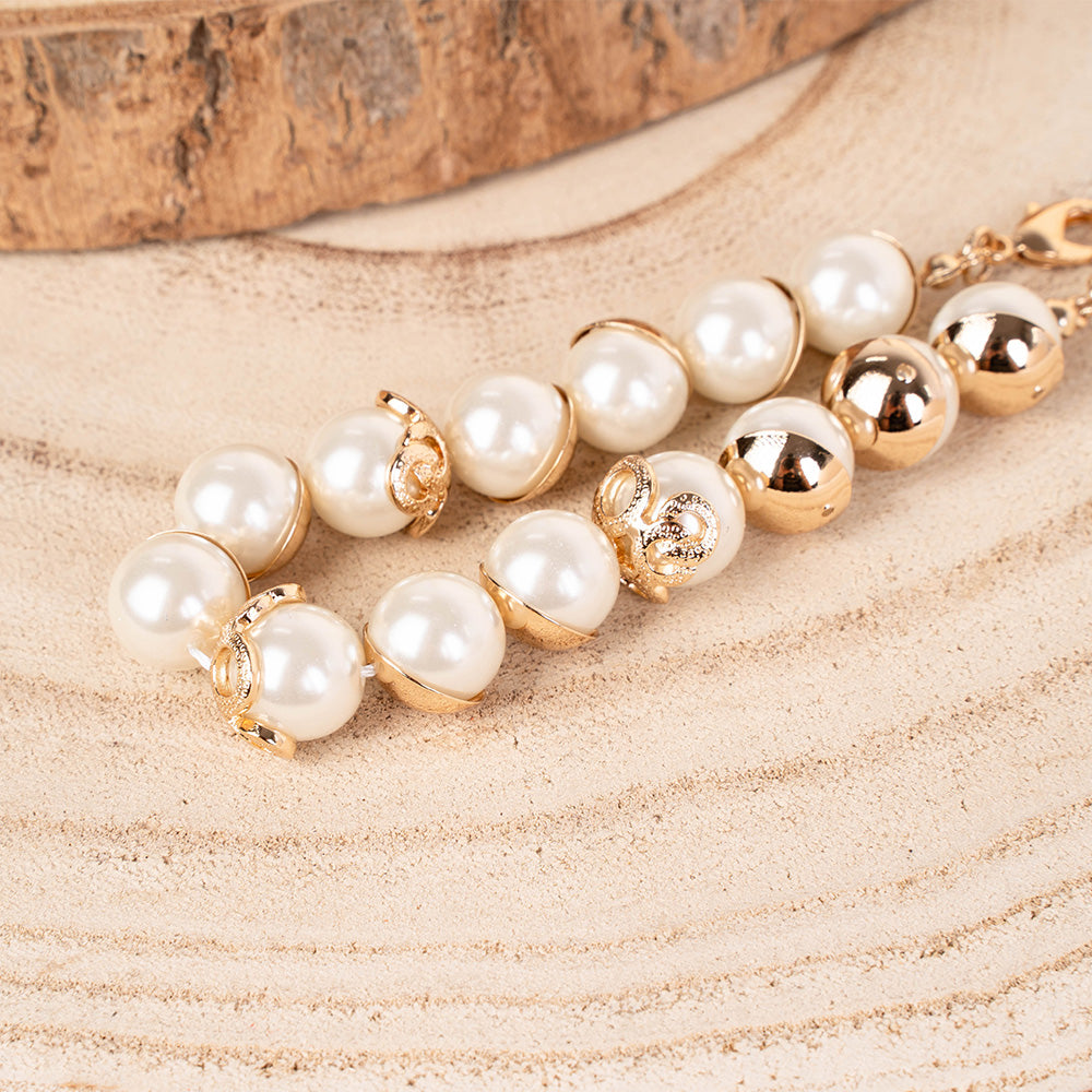 BRACCIALE DI PERLE CON ELEMENTI DECORATIVI