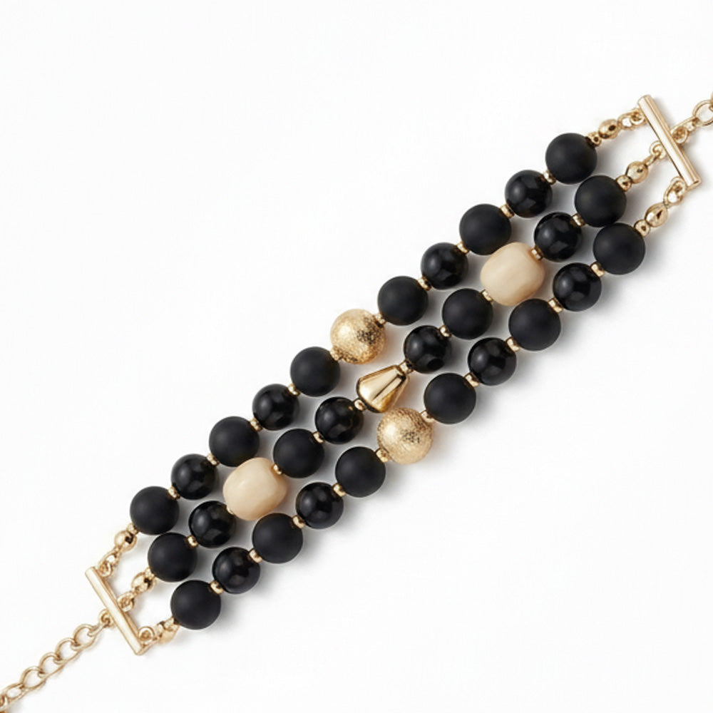 BRACCIALE A TRE FILI CON PERLE SATINTE, RIGATE E ELEMENTI A CONTRASTO