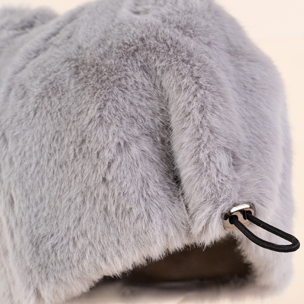 CAPPELLO IN ECOPELLE CON ORECCHIETTE DI ORSO