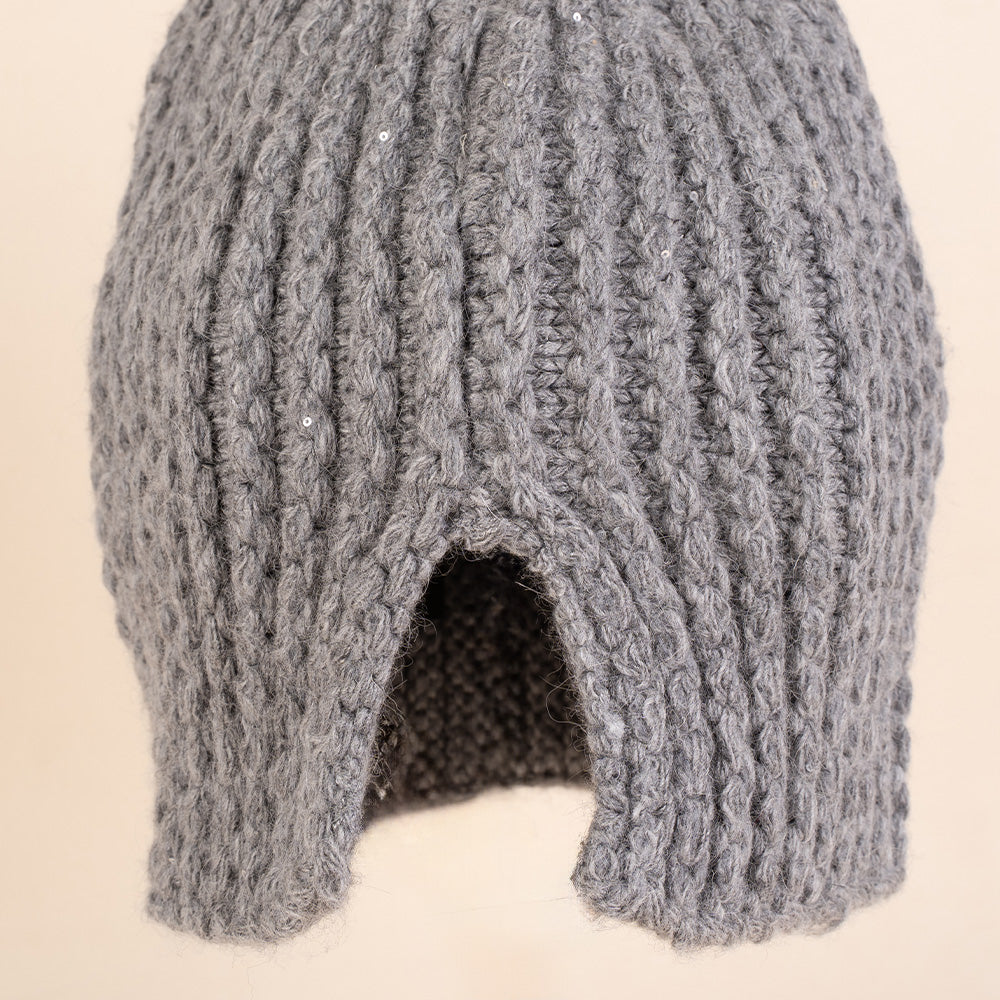 CAPPELLO IN MAGLIA CON TAGLIO E MICRO PAILLETES