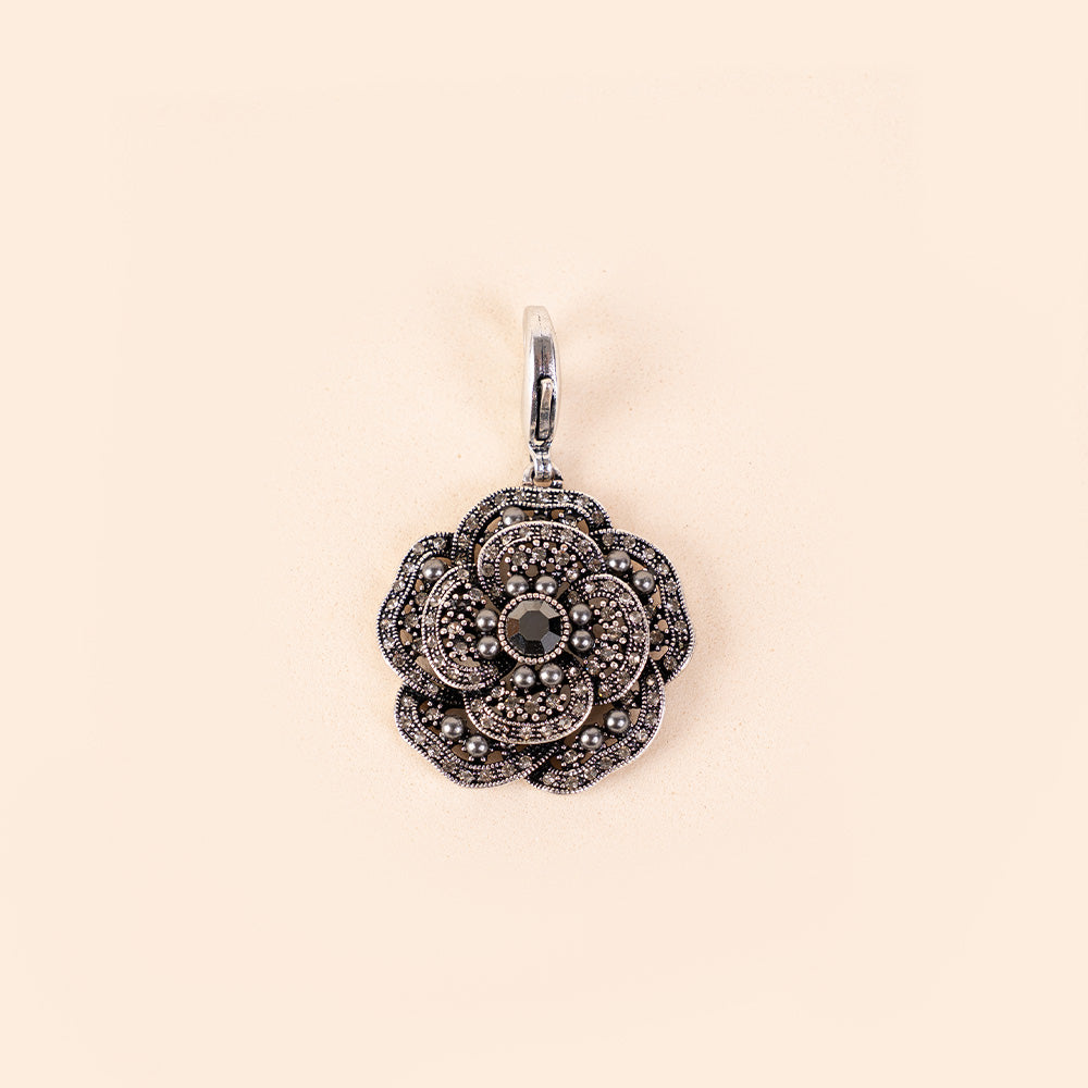 SMALL FLOWER PENDANT WITH DARK RHINESTONE