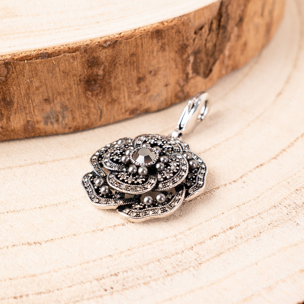 SMALL FLOWER PENDANT WITH DARK RHINESTONE