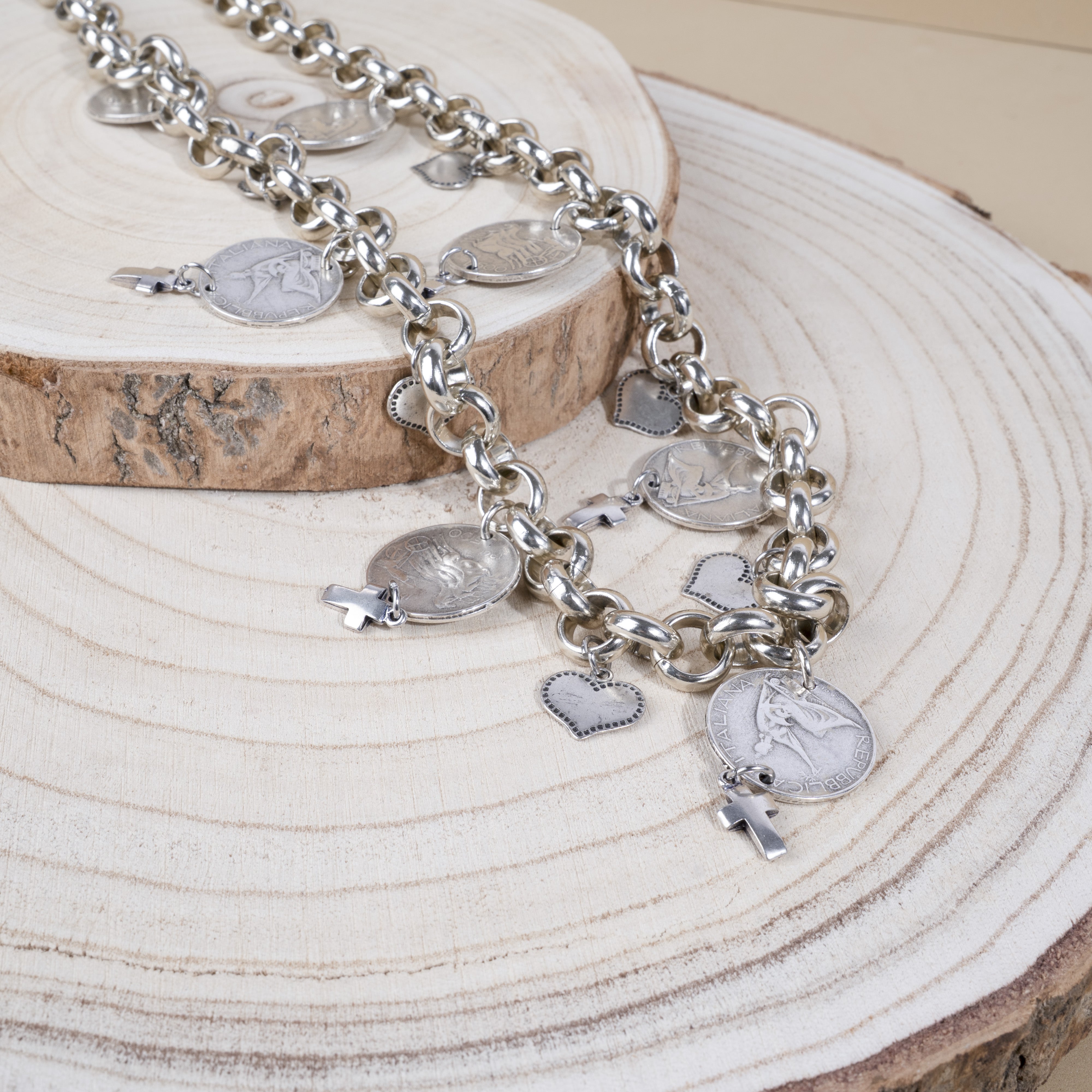 COLLANA LUNGA CON MONETE CUORI E CROCI PENDENTI