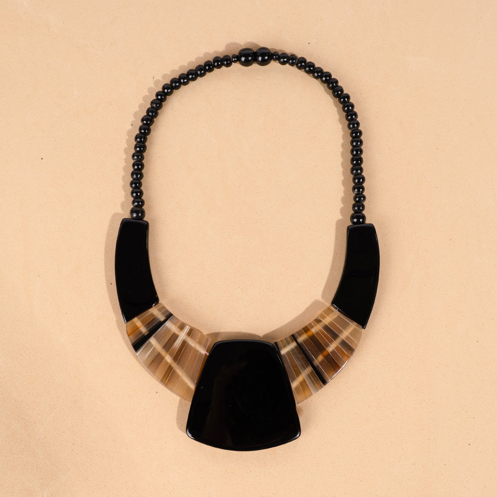 CHOKER NECKLACE WITH PENDANT STONES ON A PEARL BASE