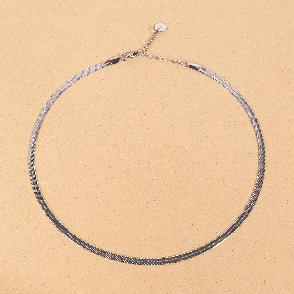 SNAKE MODEL NECKLACE
