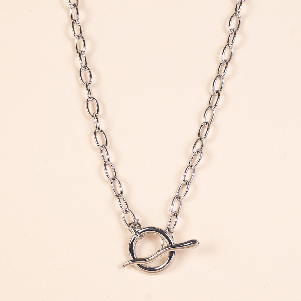 CHOKER NECKLACE WITH IRREGULAR T CLASP