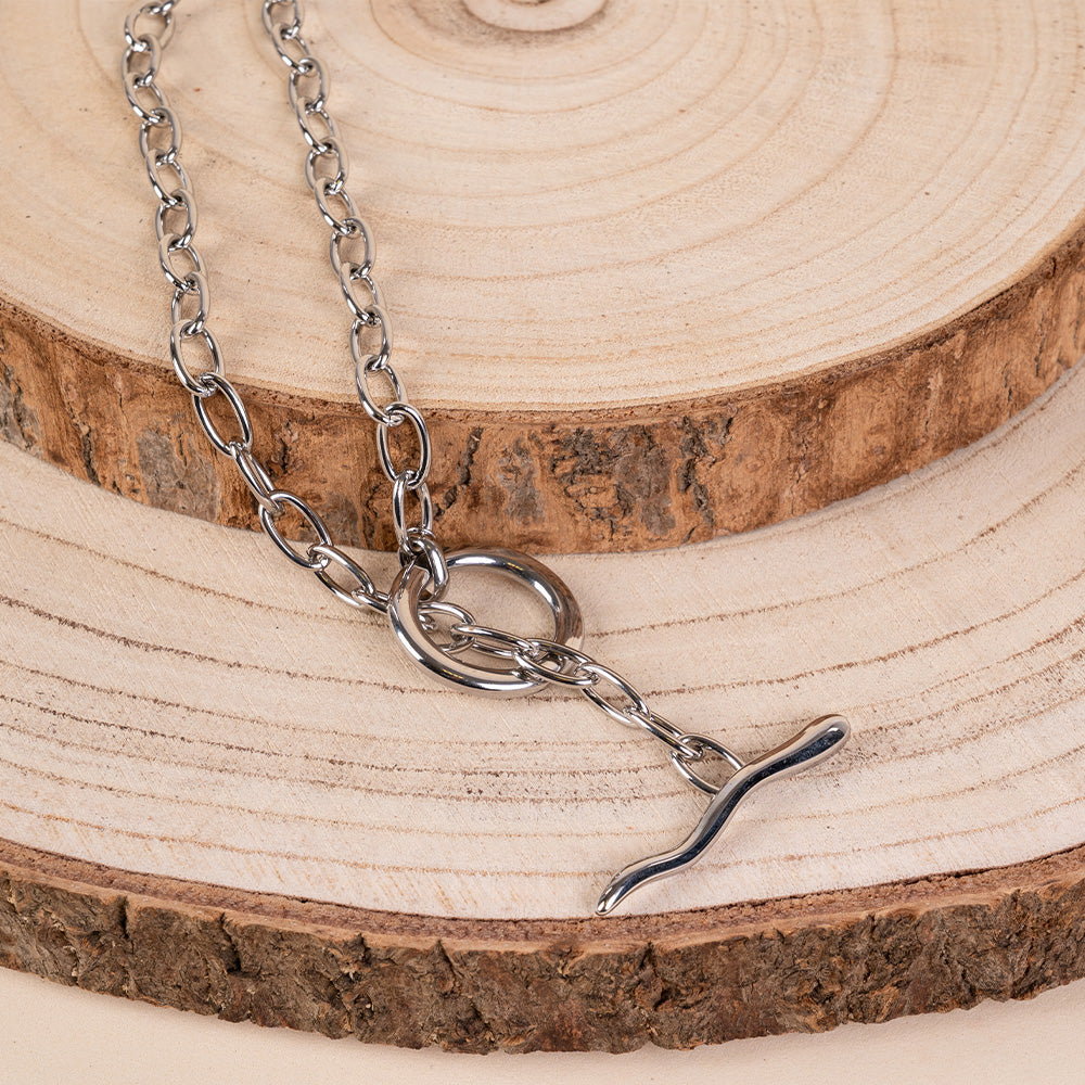 CHOKER NECKLACE WITH IRREGULAR T CLASP