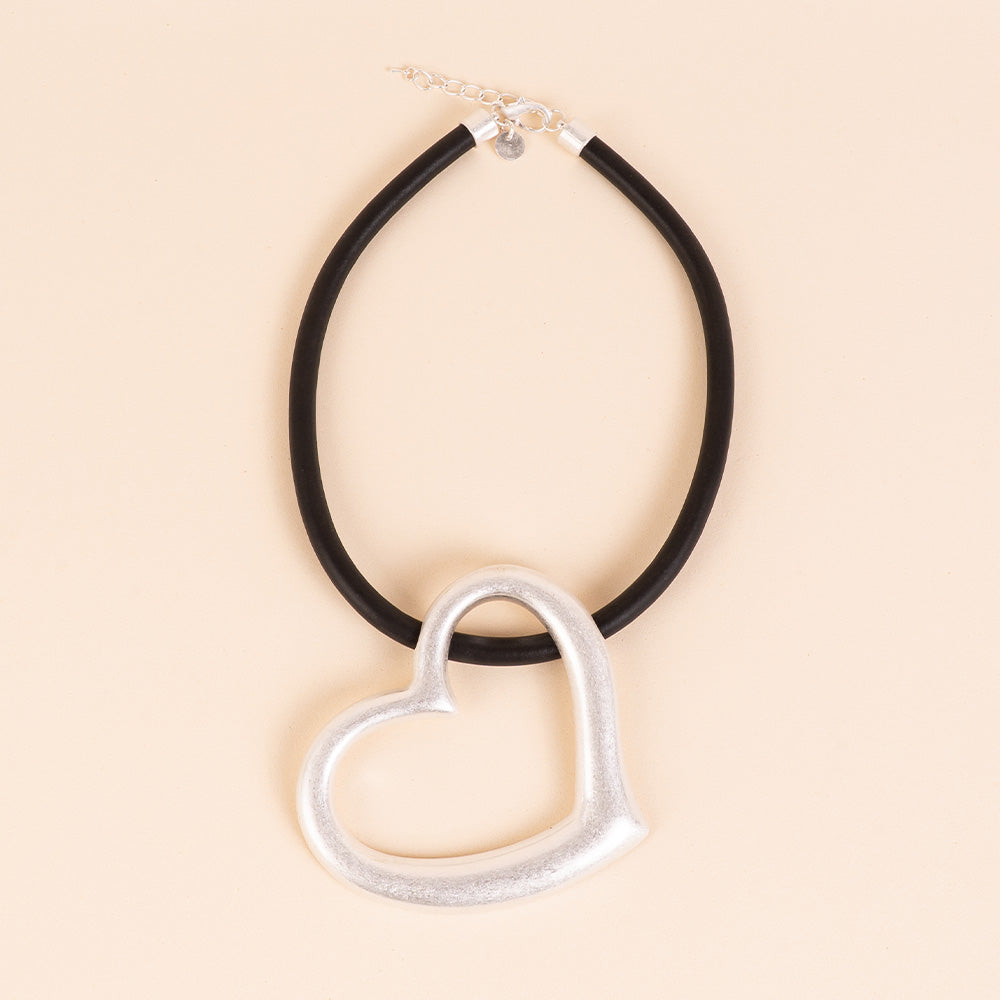 CHOKER NECKLACE WITH HEART PENDANT