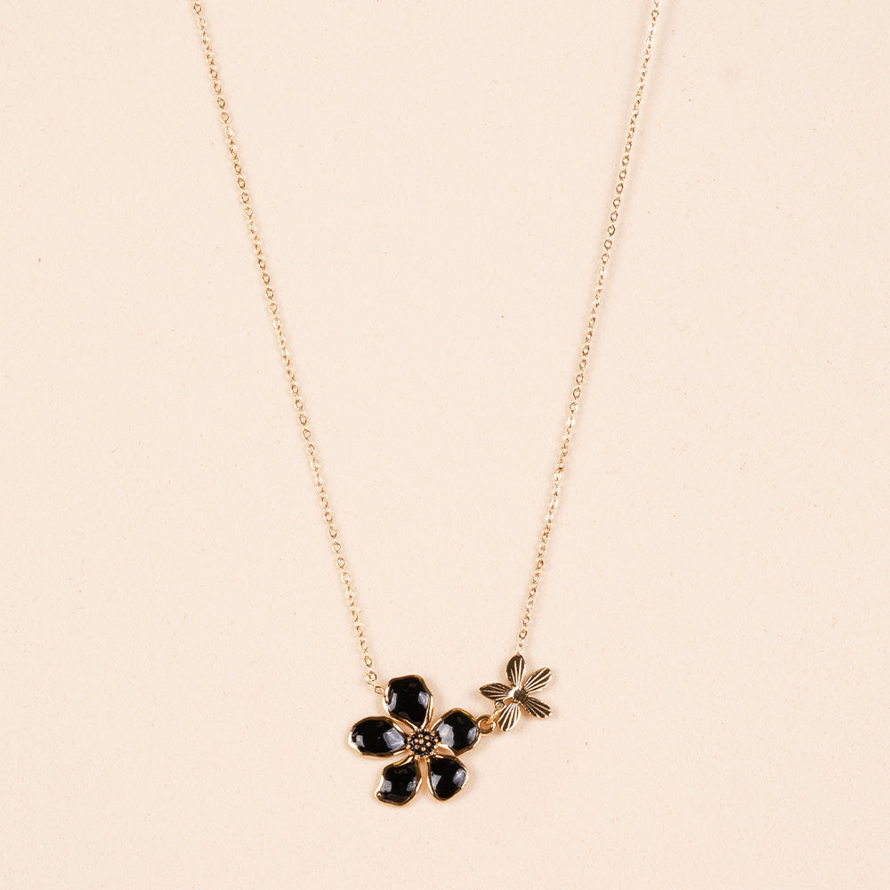 NECKLACE WITH TROPICAL FLOWERS OF DIFFERENT SIZES