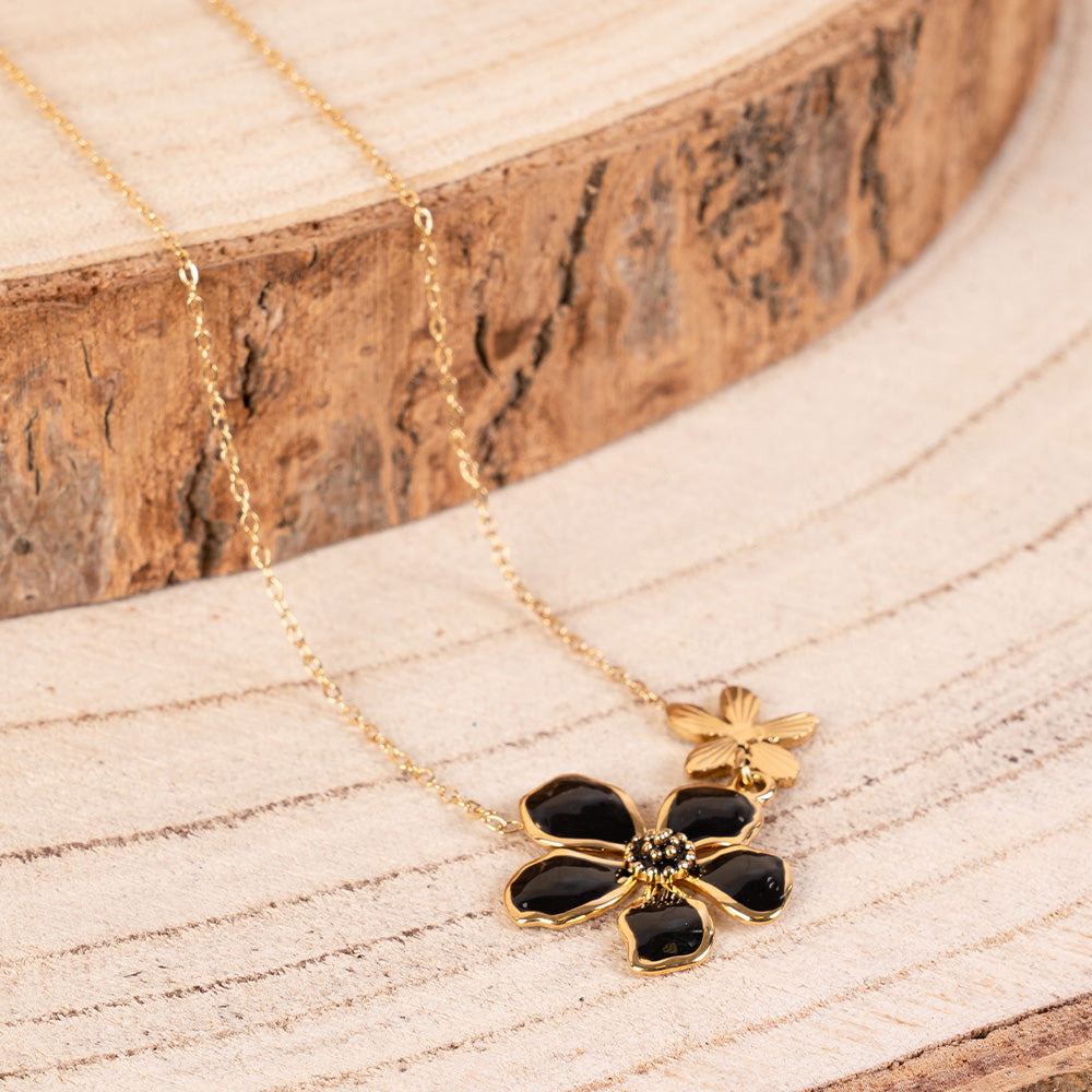 NECKLACE WITH TROPICAL FLOWERS OF DIFFERENT SIZES