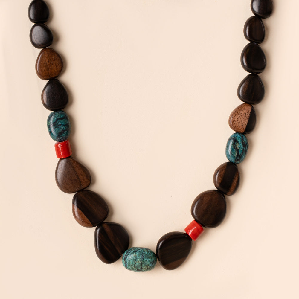 COLLANA CON COMPONENTI IN LEGNO, PIETRE MARMORIZZATE TURCHESI E ROSSE