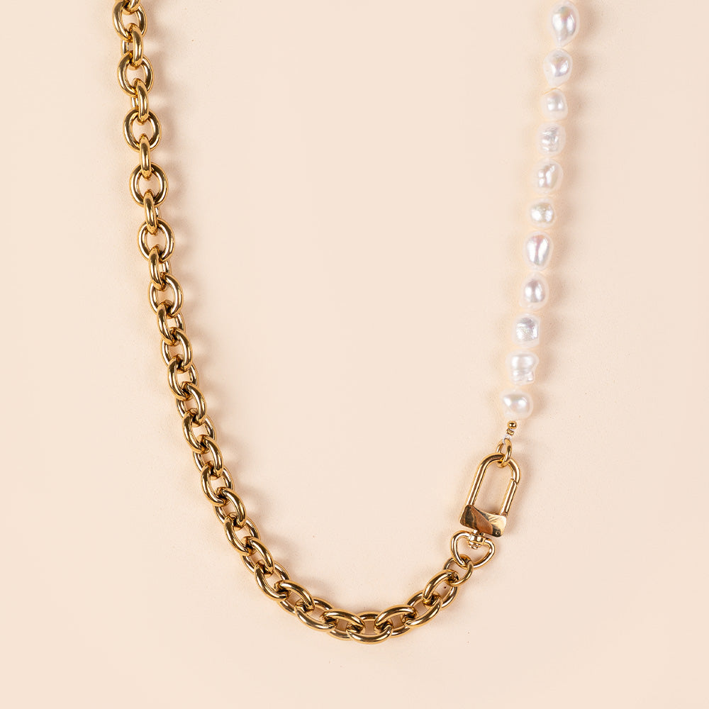 COLLANA GIROCOLLO DIVISA A META' CON CATENE E PERLE