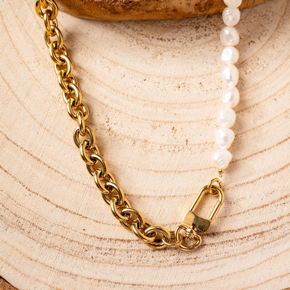 COLLANA GIROCOLLO DIVISA A META' CON CATENE E PERLE