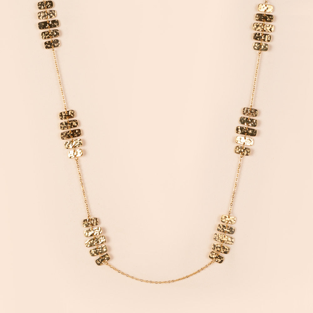 COLLANA LUNGA CON PLACCHE RAGGRUPPATE RETTANGOLARI MARTELLATE