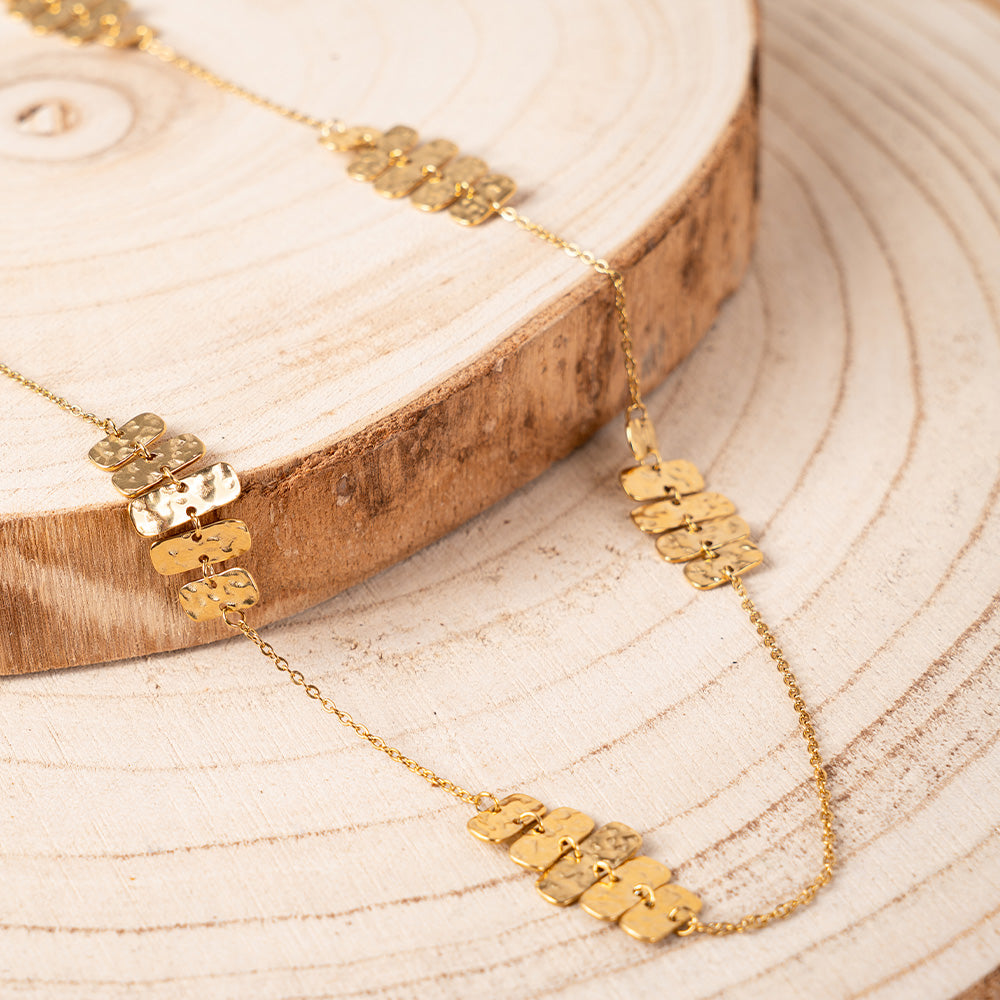 COLLANA LUNGA CON PLACCHE RAGGRUPPATE RETTANGOLARI MARTELLATE