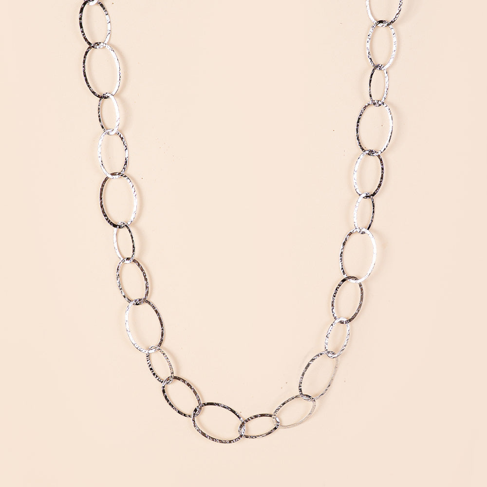 LONG NECKLACE WITH HAMMERED DISCS OF DIFFERENT SIZES