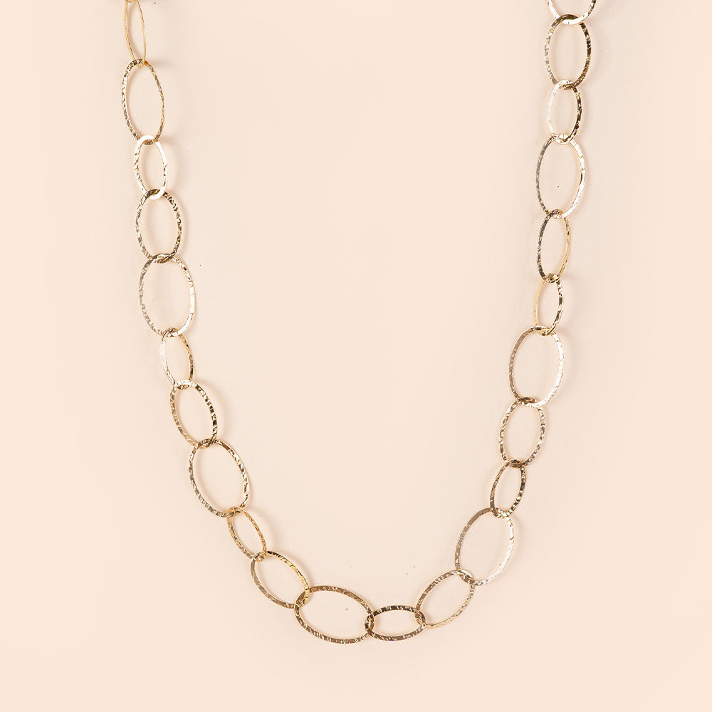 LONG NECKLACE WITH HAMMERED DISCS OF DIFFERENT SIZES