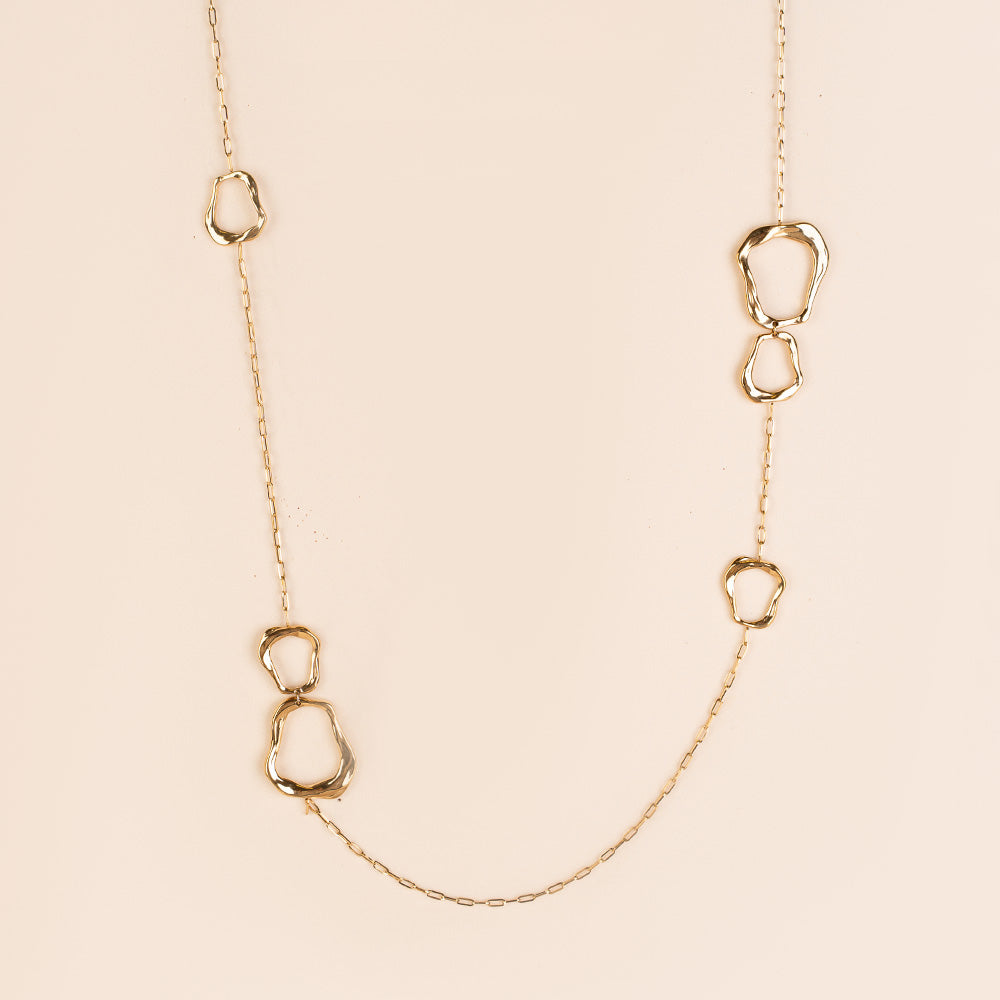 COLLANA LUNGA CON PARTICOLARI IRREGOLARI E BATTUTI