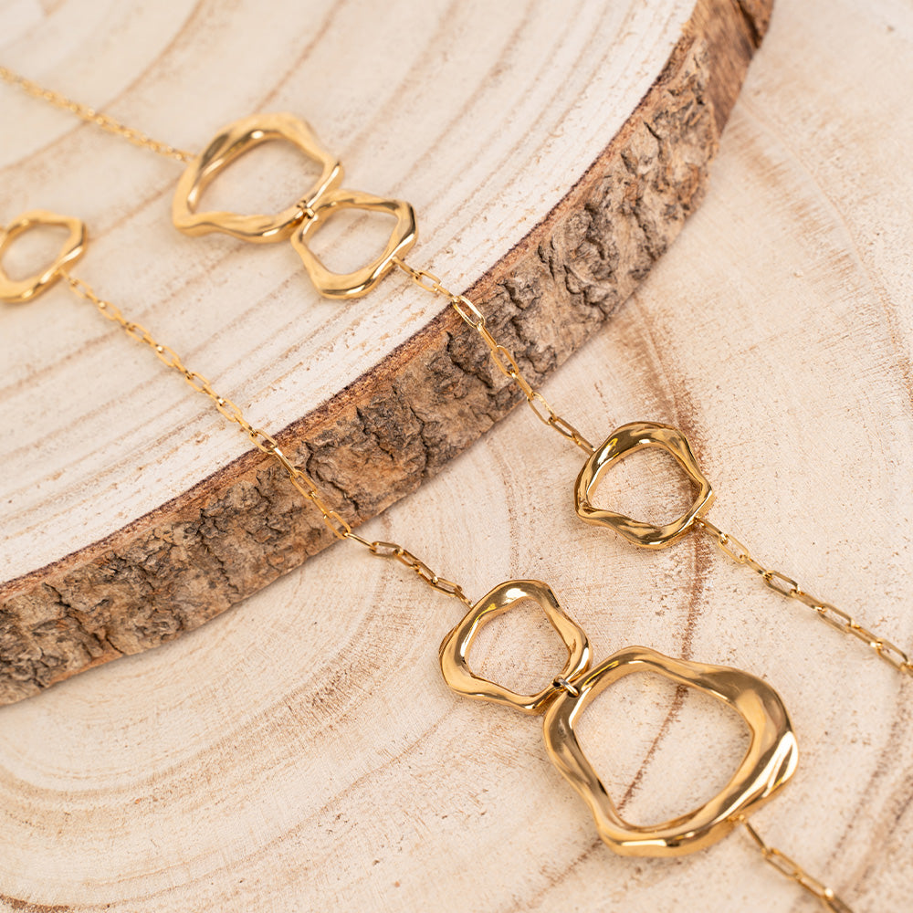 COLLANA LUNGA CON PARTICOLARI IRREGOLARI E BATTUTI