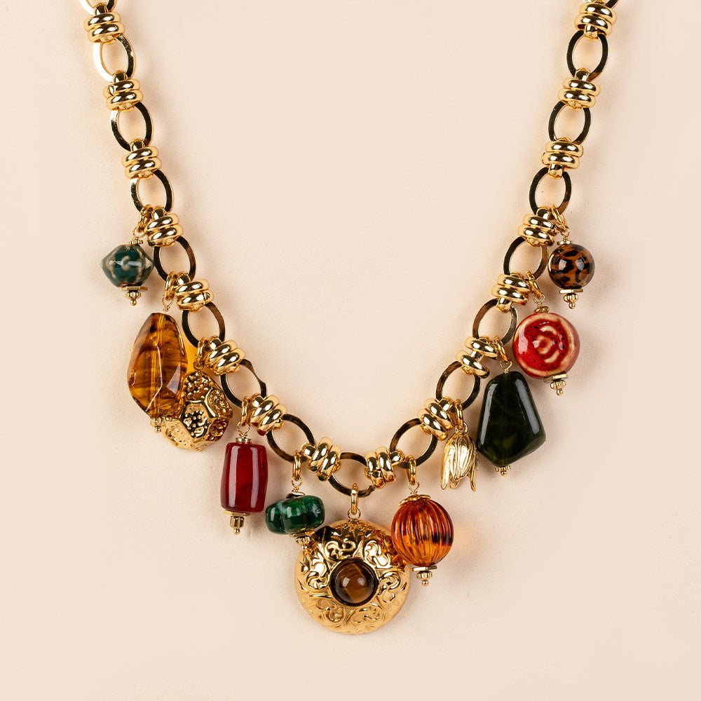 COLLANA CON PENDENTI E ROSONE CENTRALE INTAGLIATO