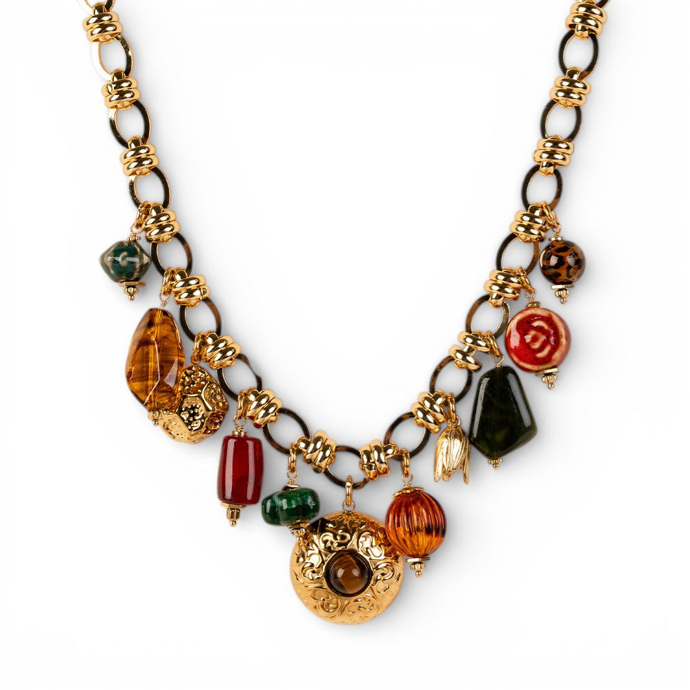 COLLANA CON PENDENTI E ROSONE CENTRALE INTAGLIATO