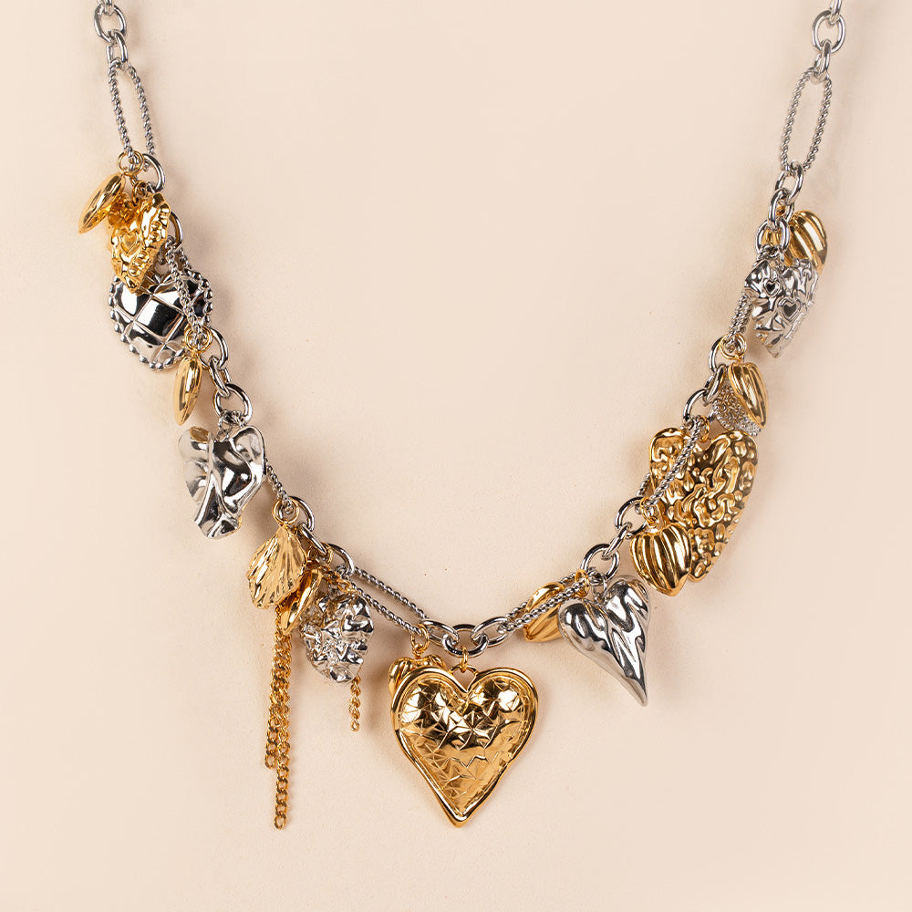 COLLANA A GIROCOLLO CON CATENA ALLUNGATA ATTORCIGLIATA E PENDENTI DIVERSI FRA LORO