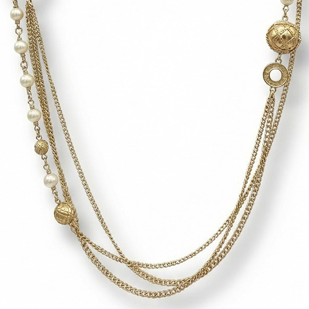 COLLANA LUNGA CON FILO DI PERLA, CATENE FINE E ELEMENTI A SFERA