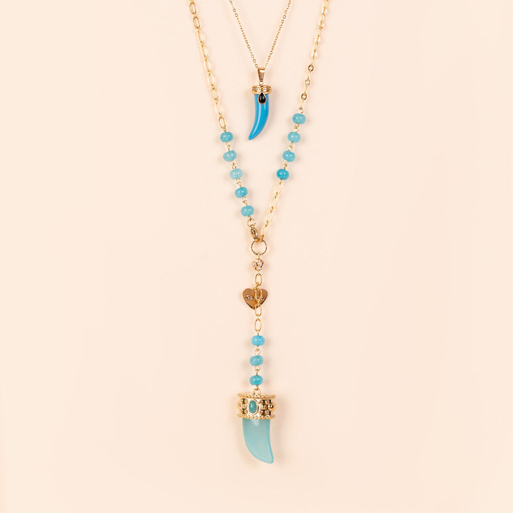 COLLANA LUNGA FINA CON PERLE COLORATE E CORNO