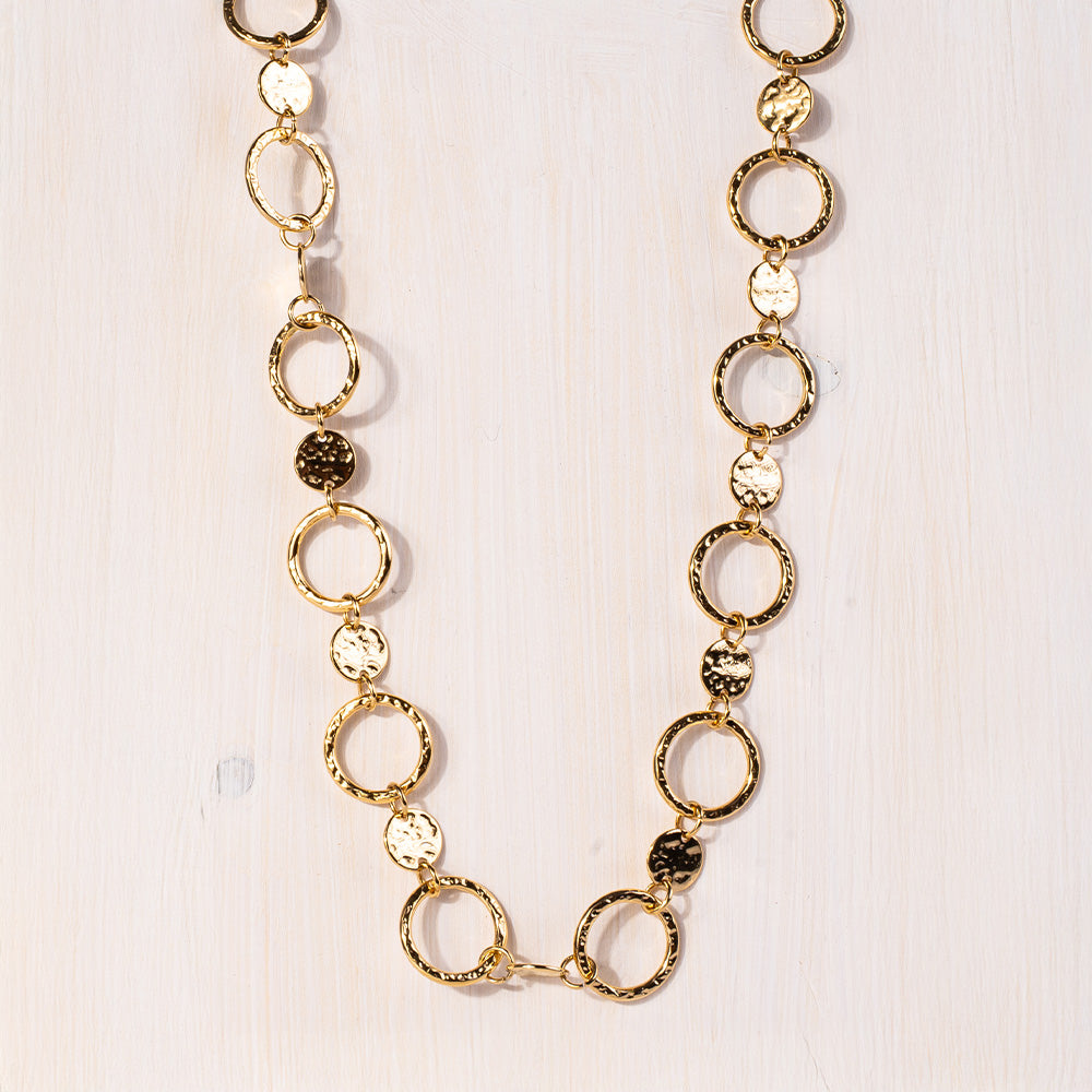 CHAIN CHOKER NECKLACE WITH HAMMERED DISCS AND RINGS