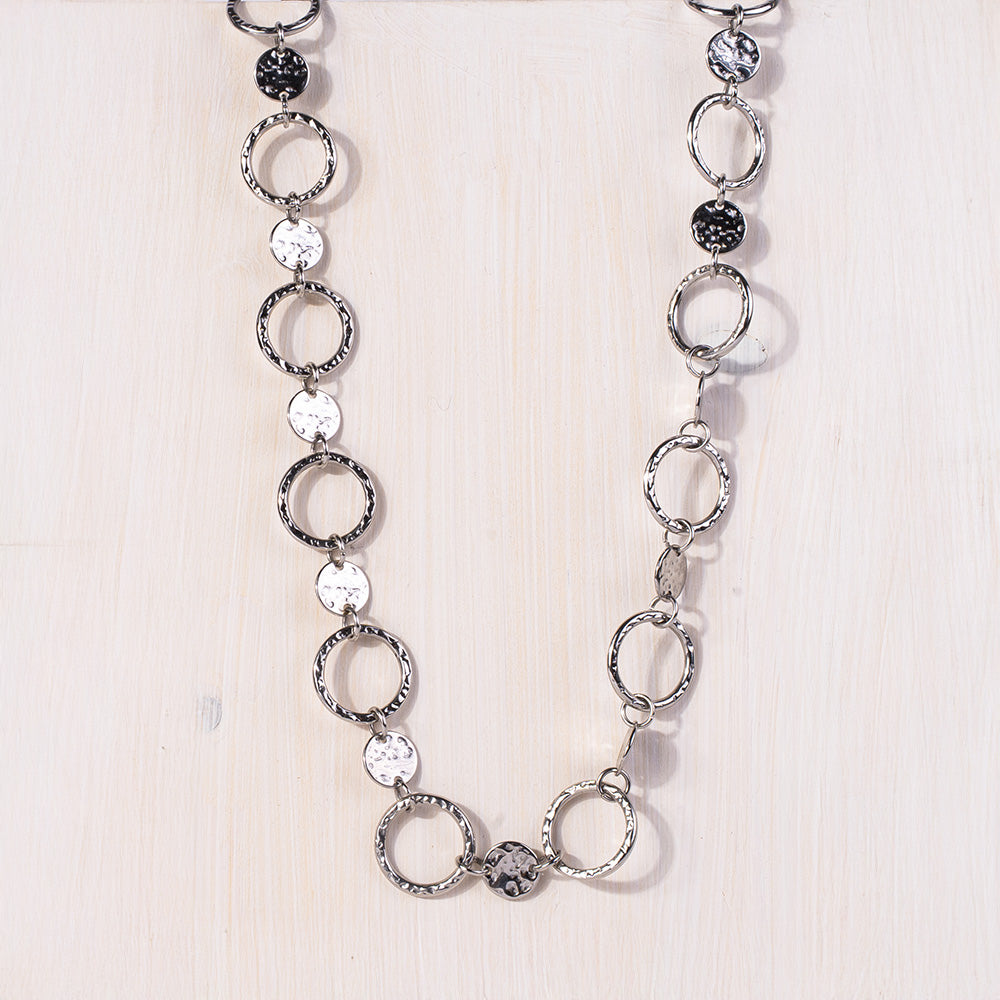 CHAIN CHOKER NECKLACE WITH HAMMERED DISCS AND RINGS