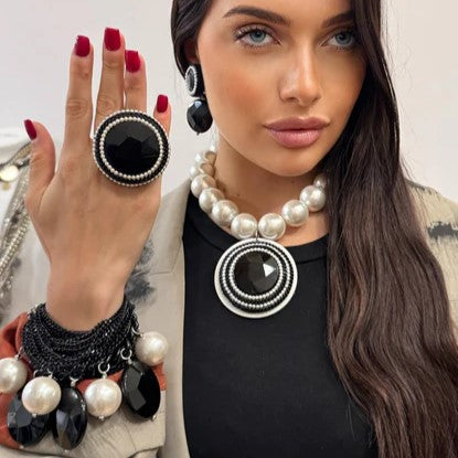 COLLANA GIROCOLLO CON PERLE E PIETRA PENDENTE ROTONDA