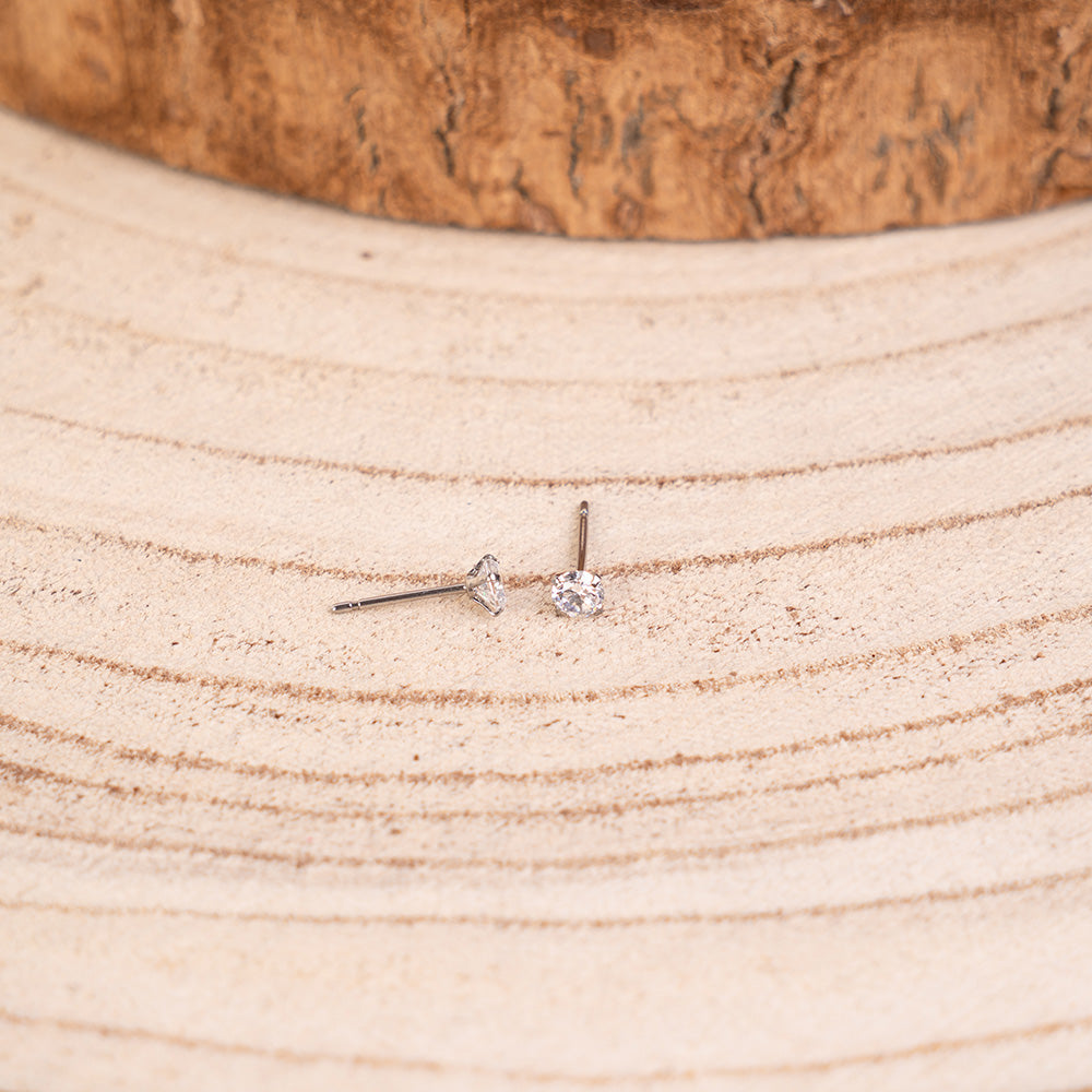 CLASSIC STUD EARRINGS WITH LIGHT POINT