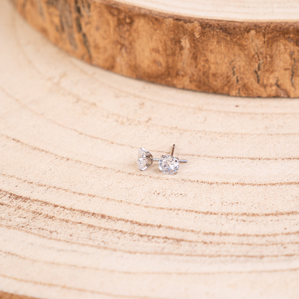 CLASSIC STUD EARRINGS WITH LIGHT POINT