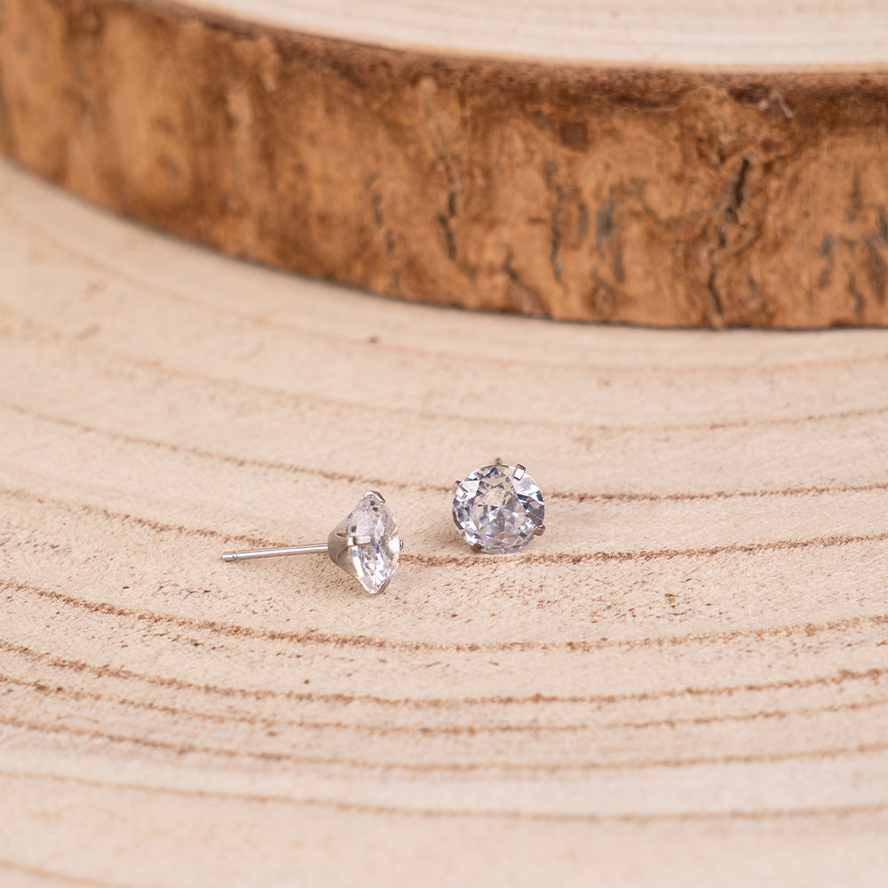 CLASSIC STUD EARRINGS WITH LIGHT POINT