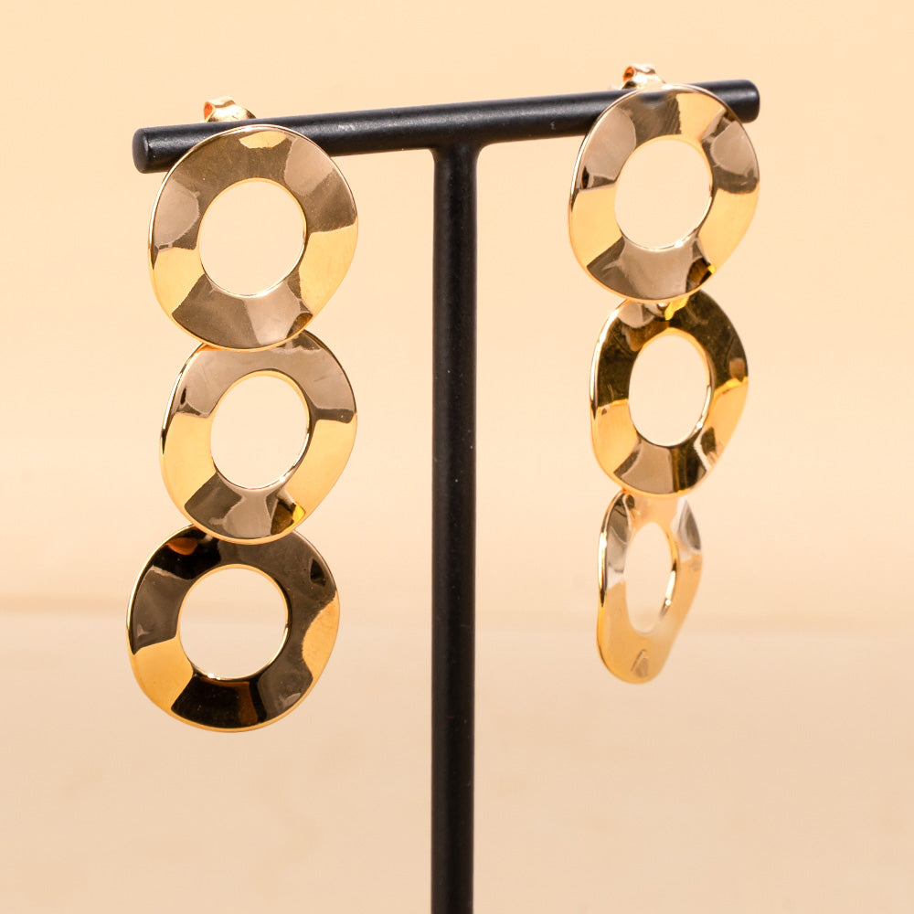 ORECCHINI PENDENTI CON TRE ANELLI EFFETTO MARTELLATO