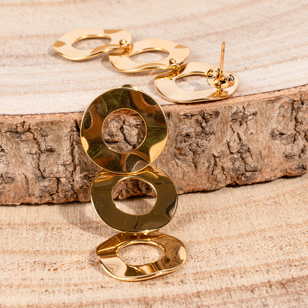 ORECCHINI PENDENTI CON TRE ANELLI EFFETTO MARTELLATO