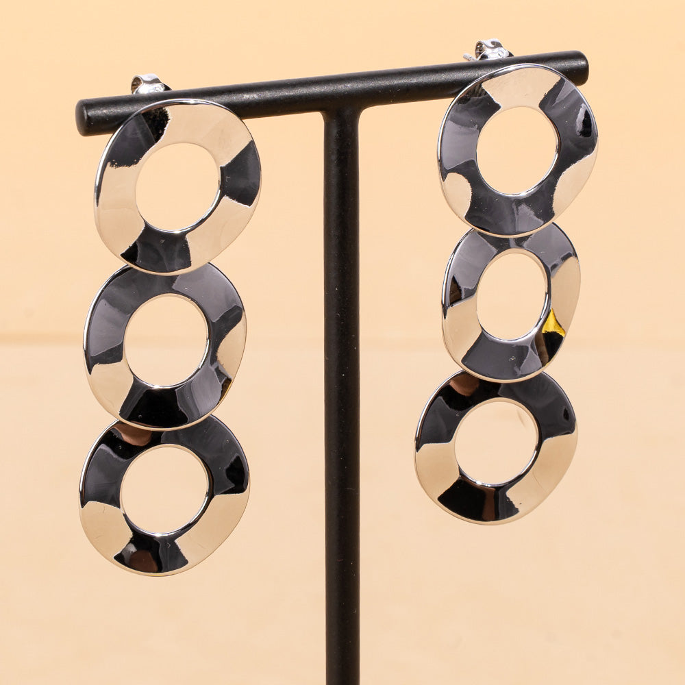 ORECCHINI PENDENTI CON TRE ANELLI EFFETTO MARTELLATO