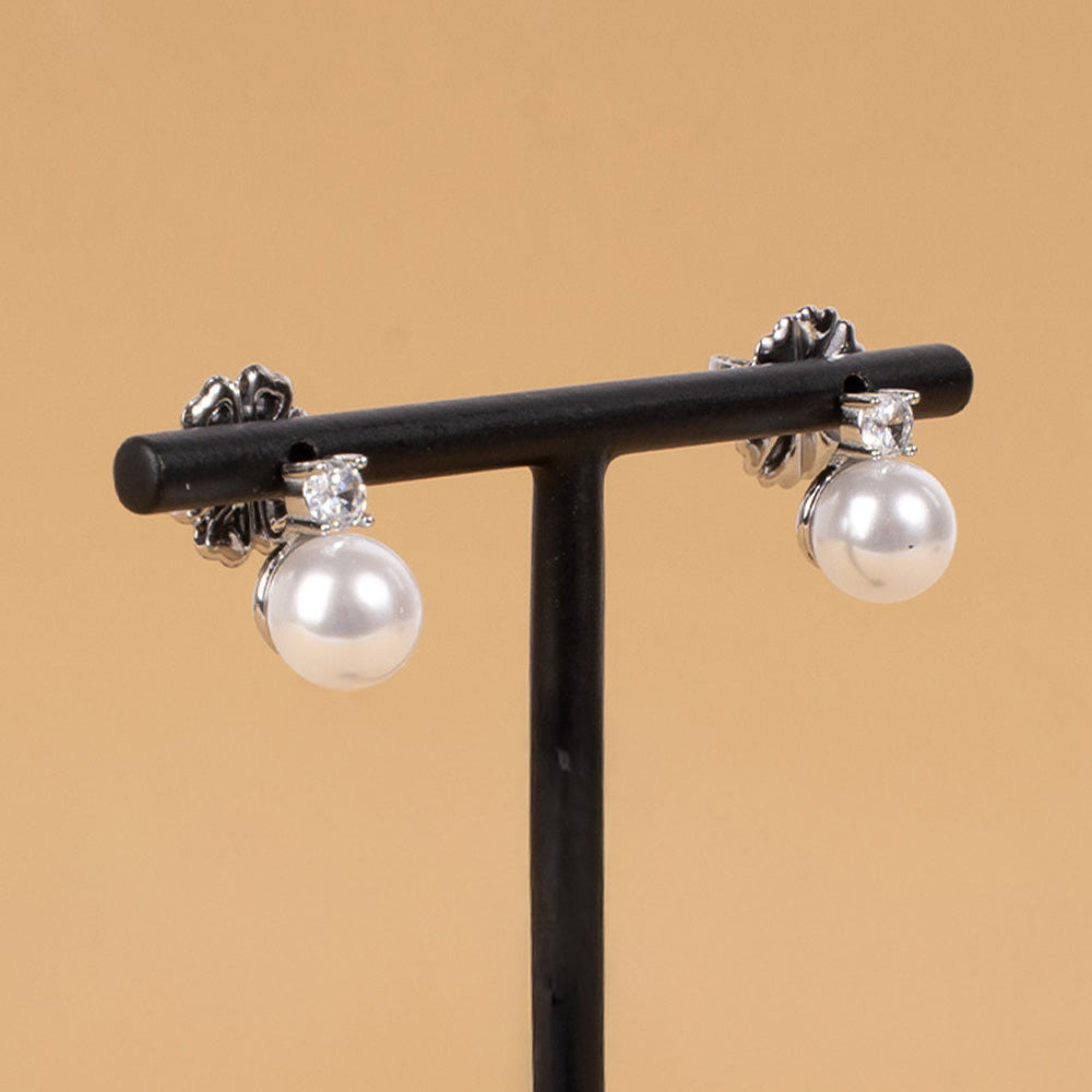 PEARL DANGLING EARRINGS ON SMALL ROUND LIGHT POINT