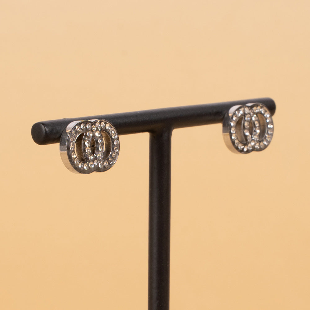 STUD EARRINGS WITH TWO TWISTED DISCS AND RHINESTONE