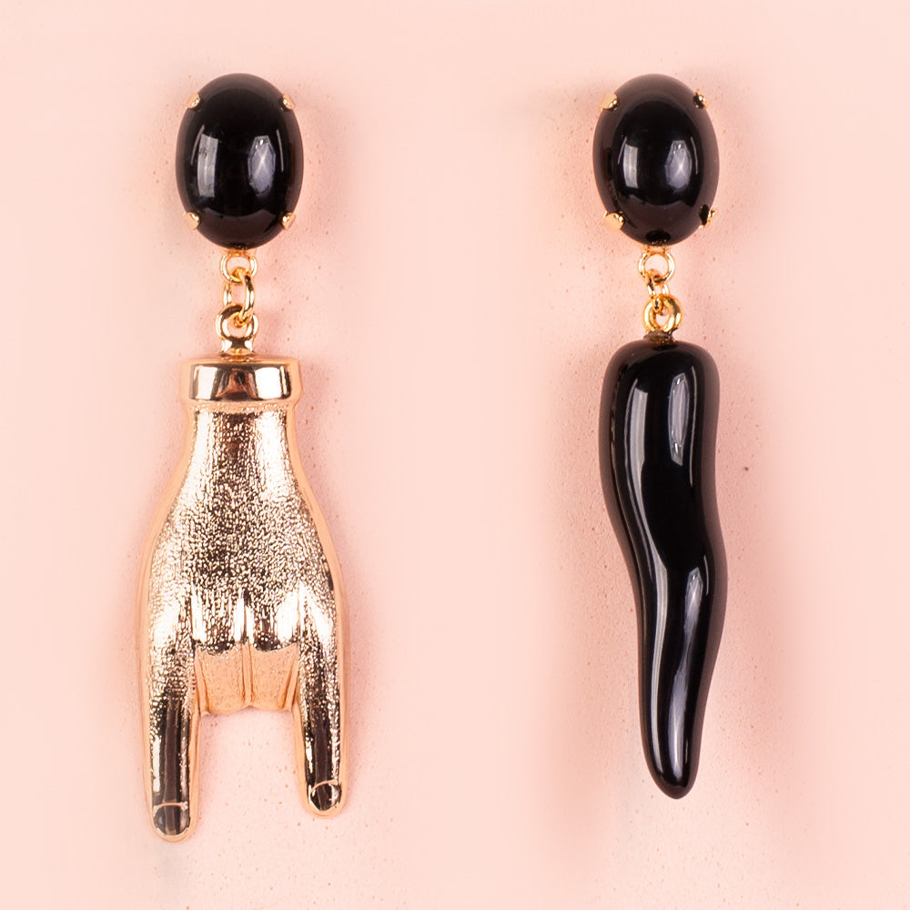 ORECCHINI PENDENTI CON CORNO E MANO