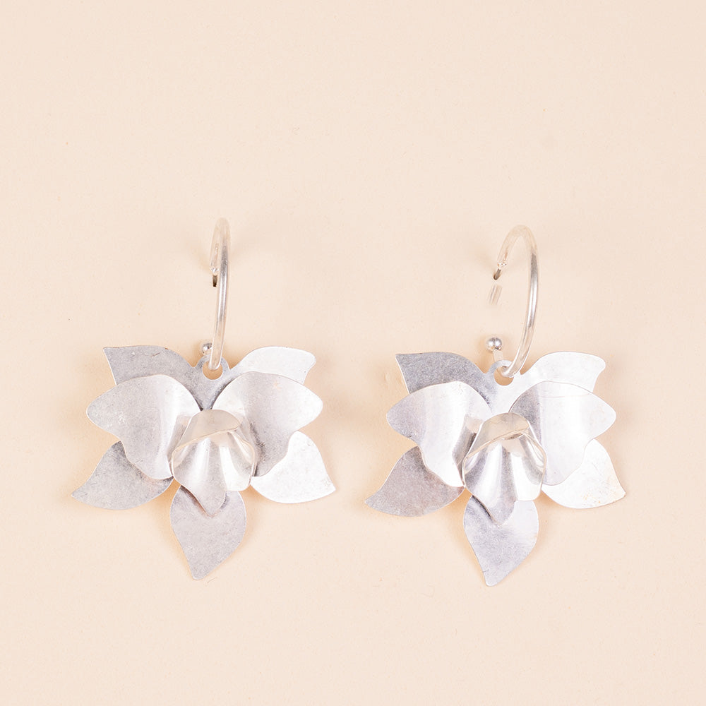 ORECCHINI PENDENTI CON FIORE SU SEMICERCHIO