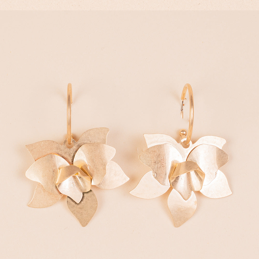 ORECCHINI PENDENTI CON FIORE SU SEMICERCHIO