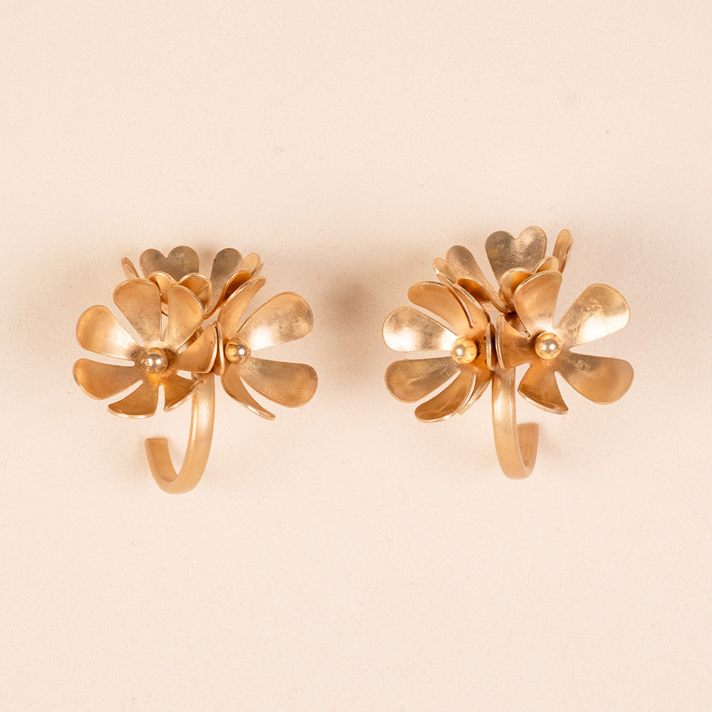 ORECCHINI PENDENTI A SEMICERCHIO CON FIORI