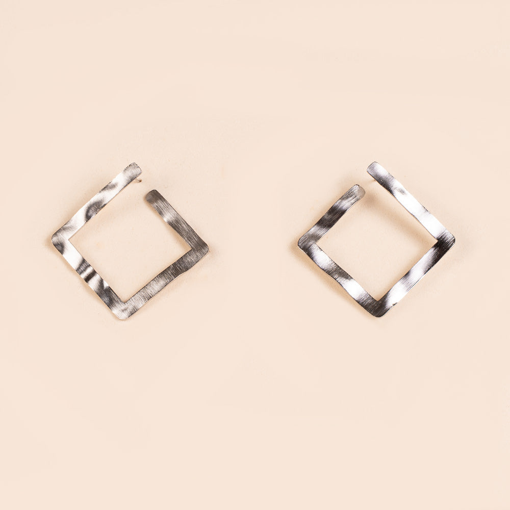 ORECCHINI A ROMBO IRREGOLARE SATINATO