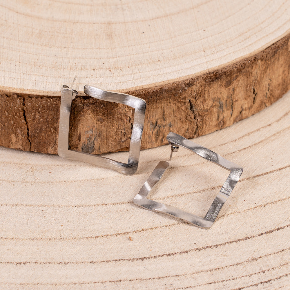 ORECCHINI A ROMBO IRREGOLARE SATINATO