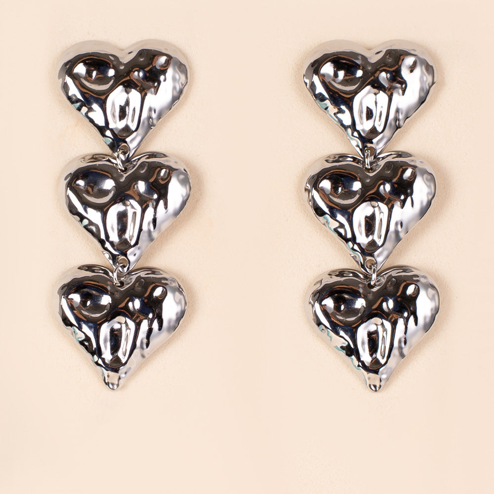 ORECCHINI PENDENTI CON TRE CUORI MARTELLATI