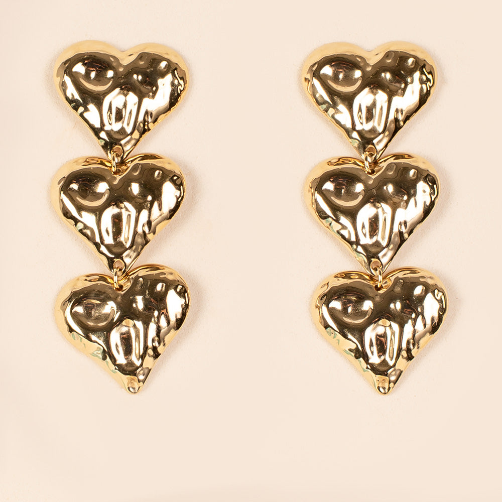 ORECCHINI PENDENTI CON TRE CUORI MARTELLATI