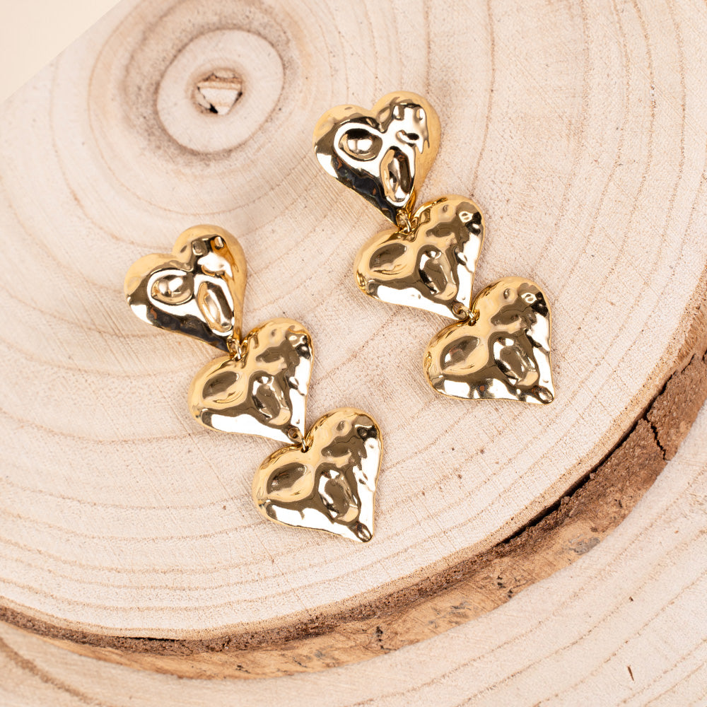 ORECCHINI PENDENTI CON TRE CUORI MARTELLATI